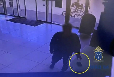 В Энгельсе мужчина забрал чужой телефон и попал на камеру