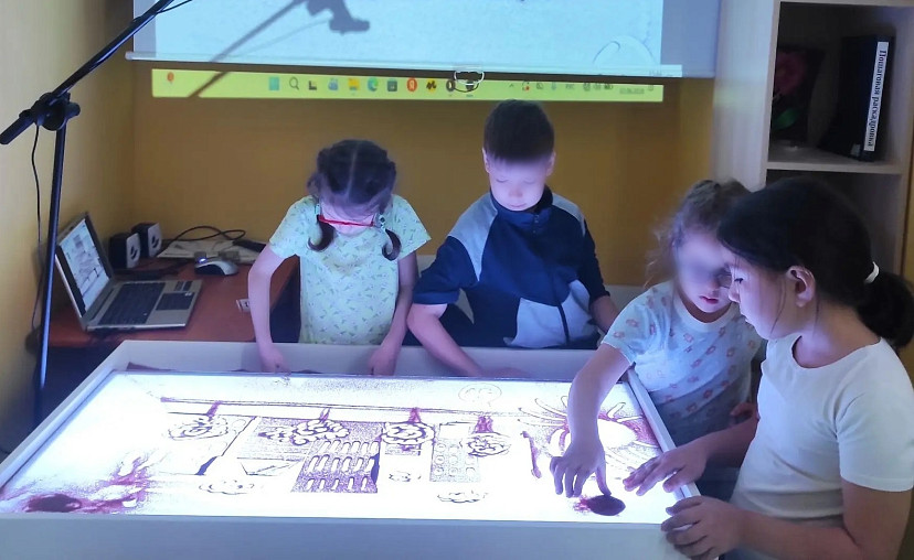 Саратовских детей учат ПДД с помощью песочной анимации