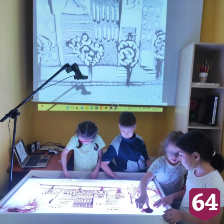 Саратовских детей учат ПДД с помощью песочной анимации